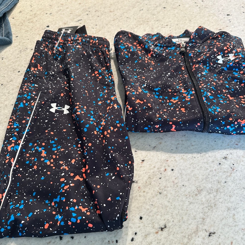 2 piece Under Armour Boys Jogger Set. NWT- perfect shape